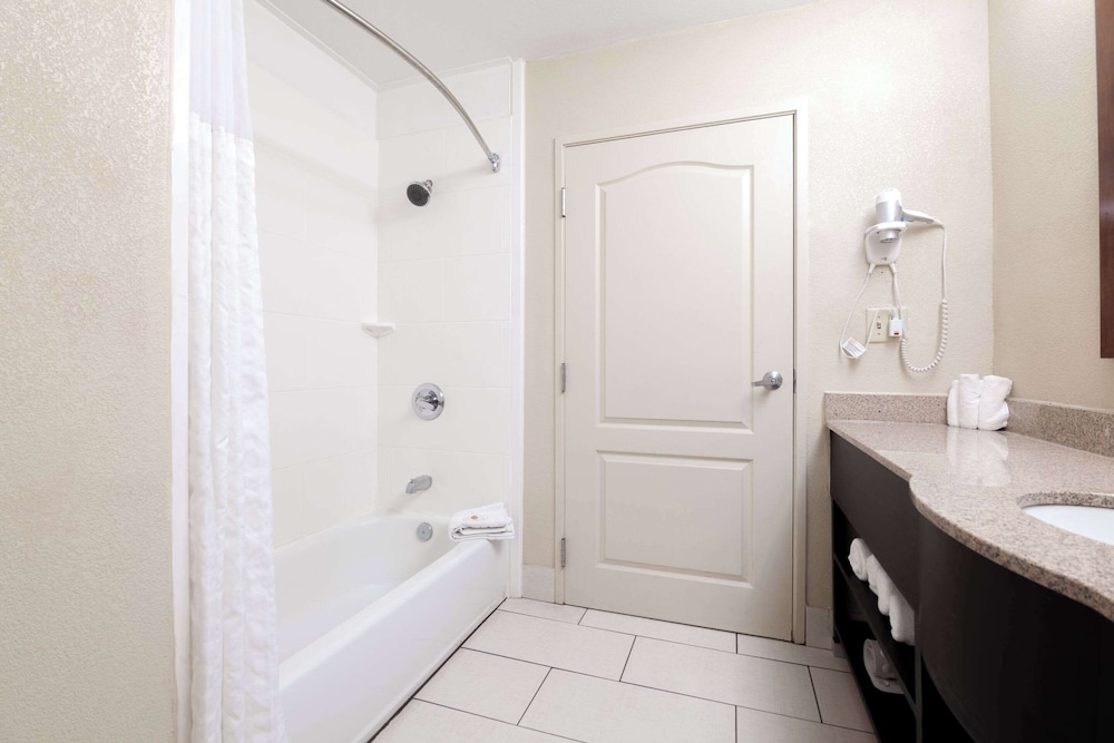 جناح بسرير كينج مع أريكة، Comfort Suites Morrow- Atlanta South 4/6