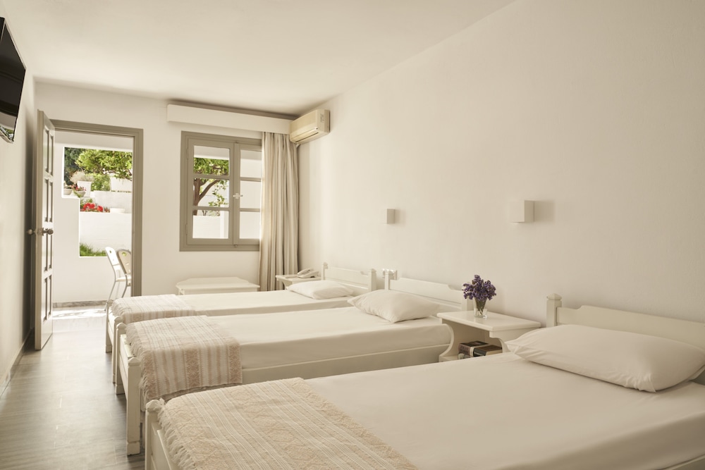 Polos Hotel Paros 17/90
