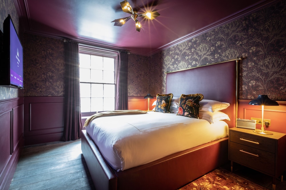 ROOM, DOUBLE BED