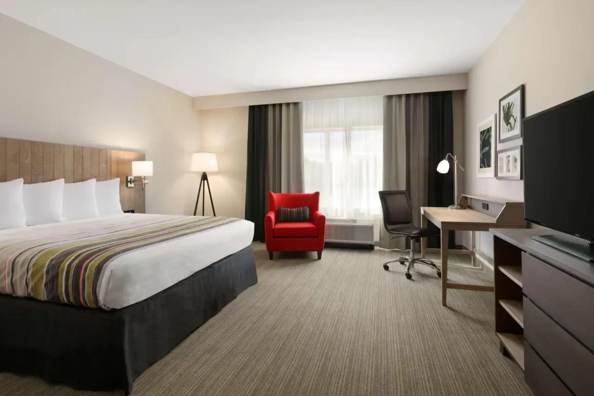 SUITE, KING BED, ACCESSIBLE