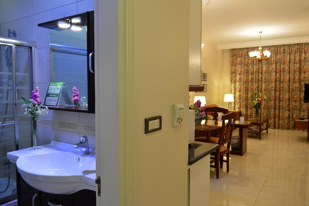 Comfort Hotel Suites 46/48