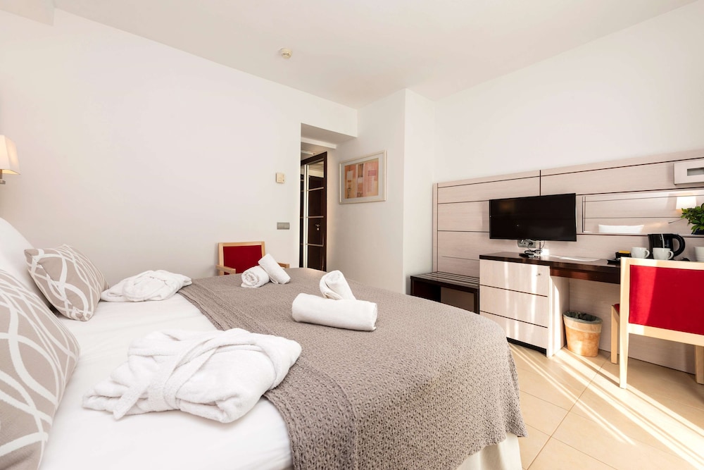 DELUXE, DOUBLE BED, POOL VIEW, BALCONY