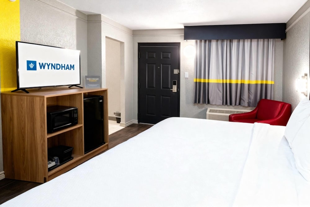 Super 8 by Wyndham Nacogdoches Near University 28/58