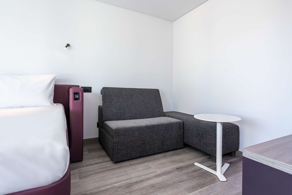 YOTEL Porto, Select by Hilton 28/48