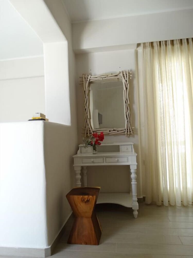 Anassa Studios 10/33