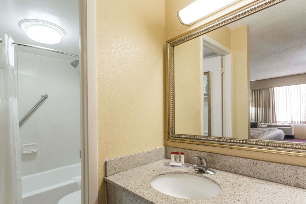 Ramada by Wyndham Altamonte Springs Near I-4 14/39