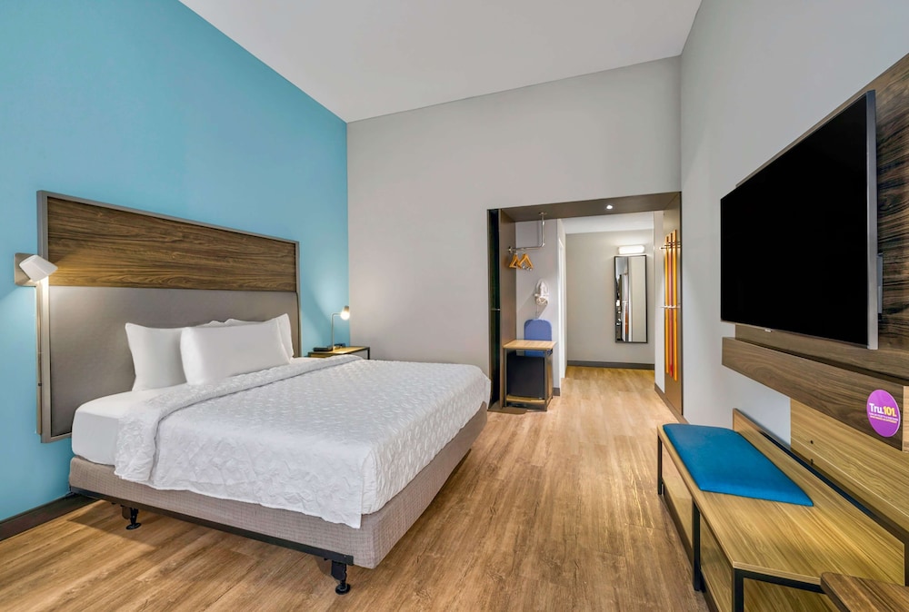 ROOM, KING BED
