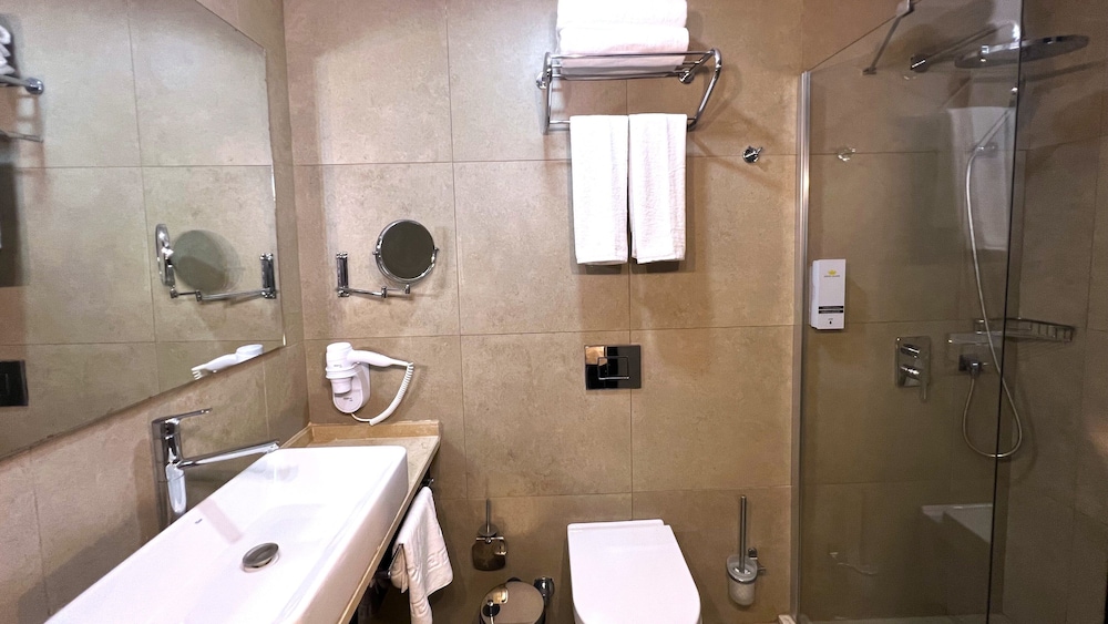 Crown Salamis Hotel 24/25