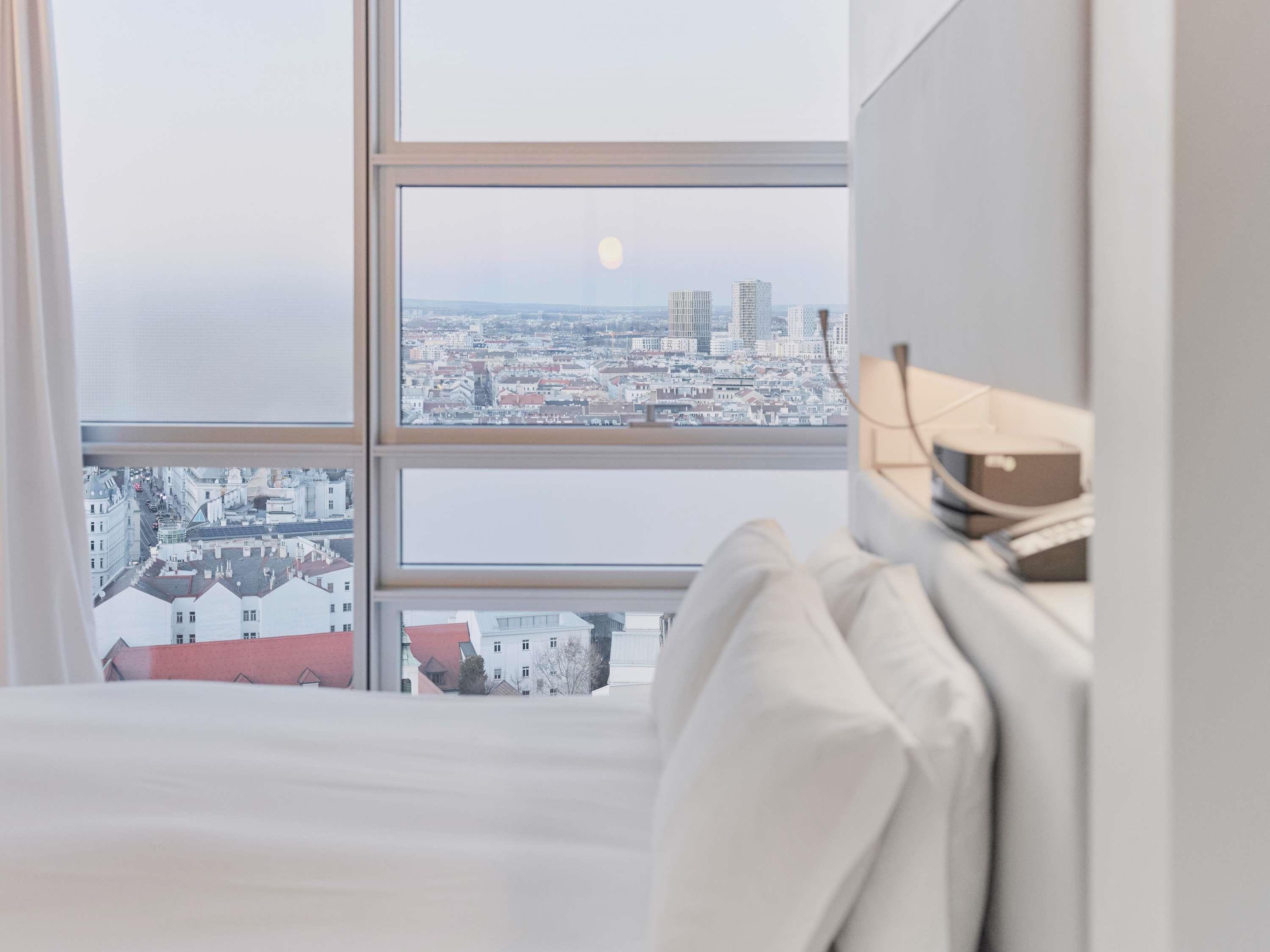 JUNIOR SUITE, KING BED, FERRIS WHEEL VIEW