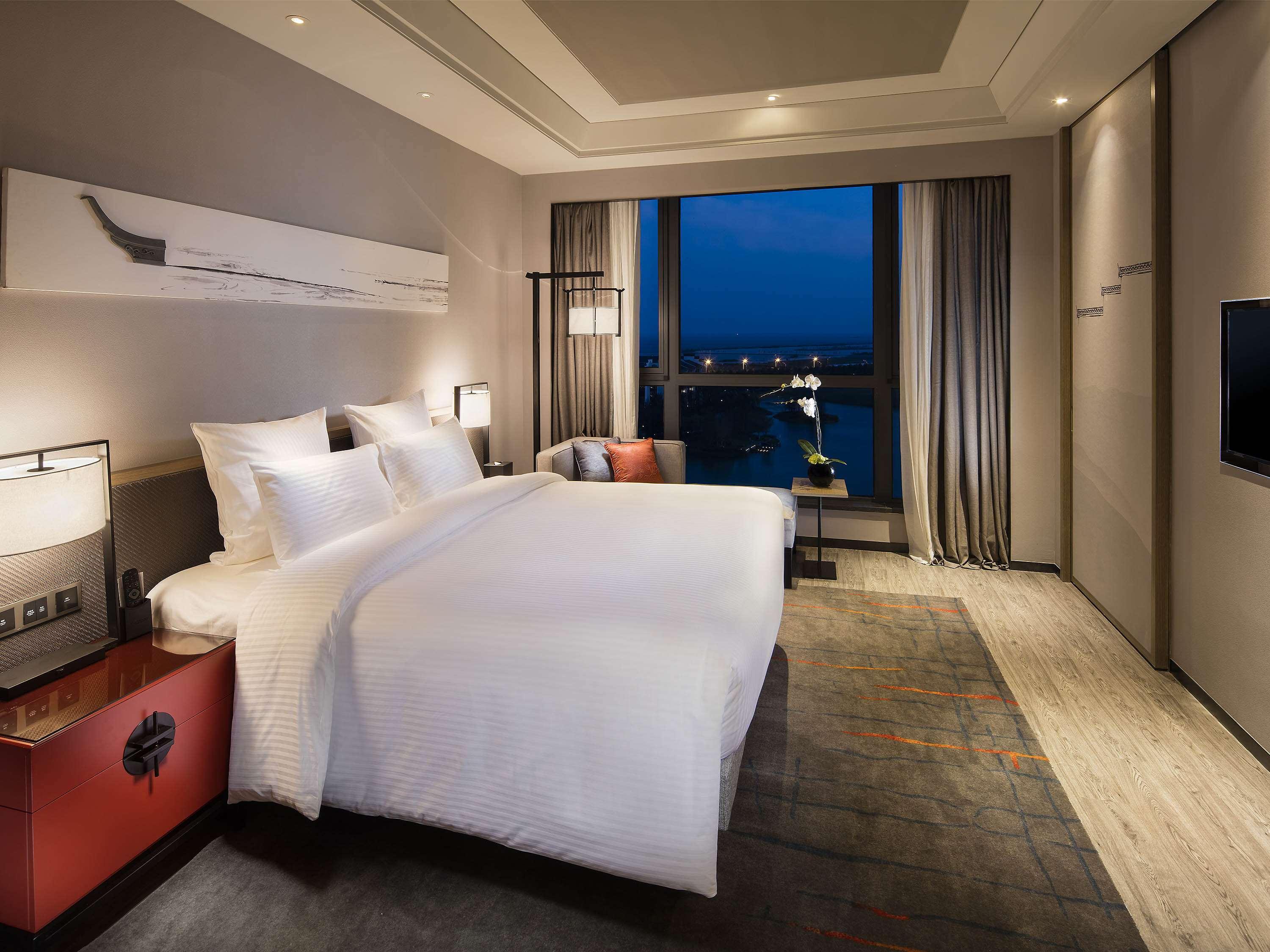 EXECUTIVE, KING BED, LOUNGE ACCESS