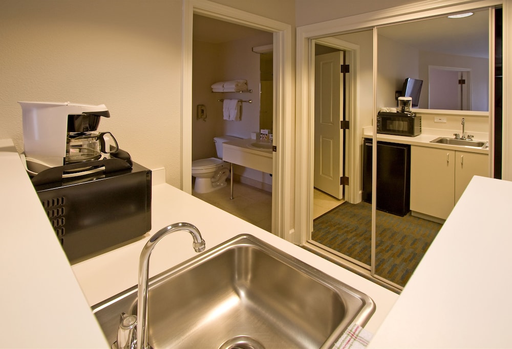 Ashland Hills Hotel Suites 22/51