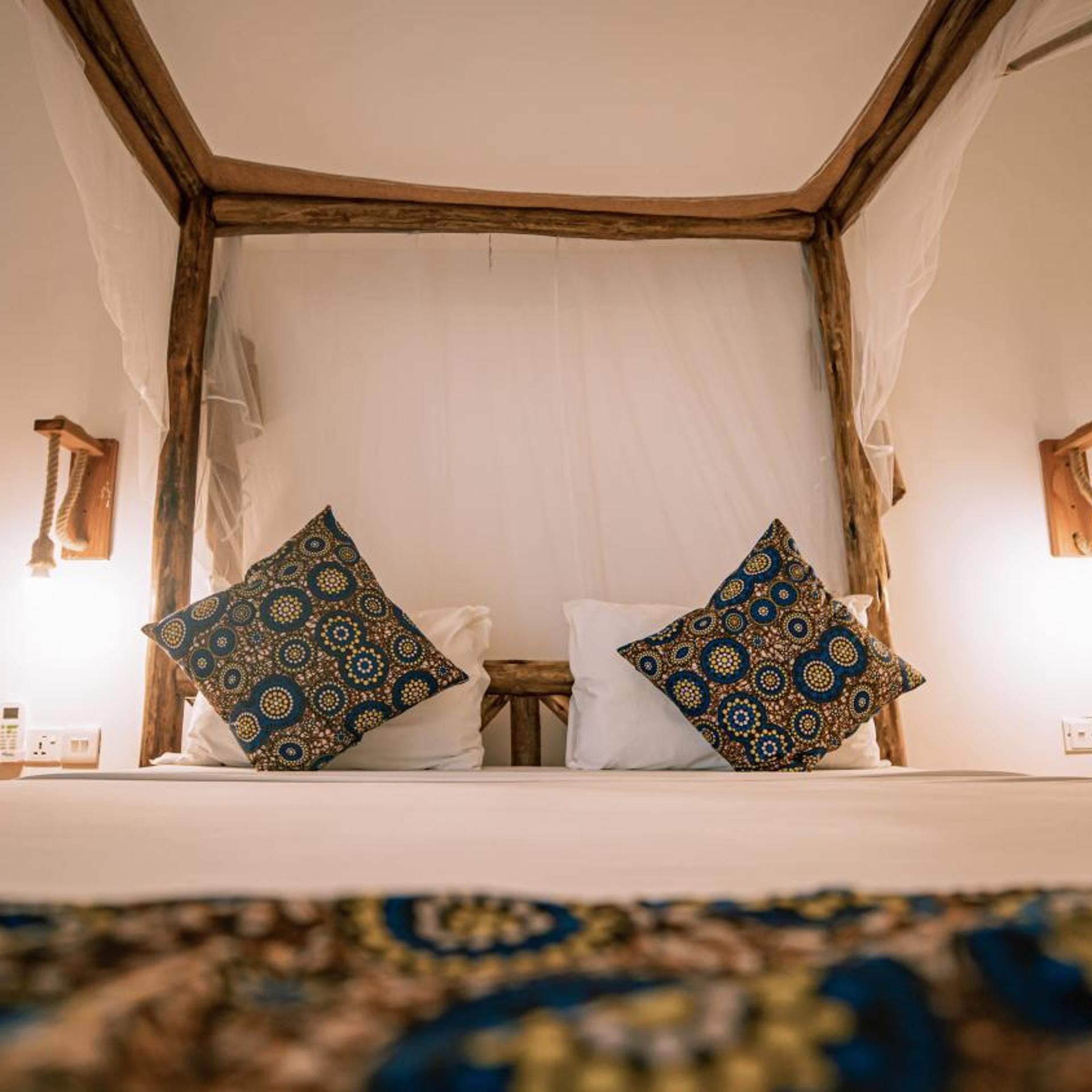 ROOM, DOUBLE OR TWIN BED, PARTIAL SEA VIEW