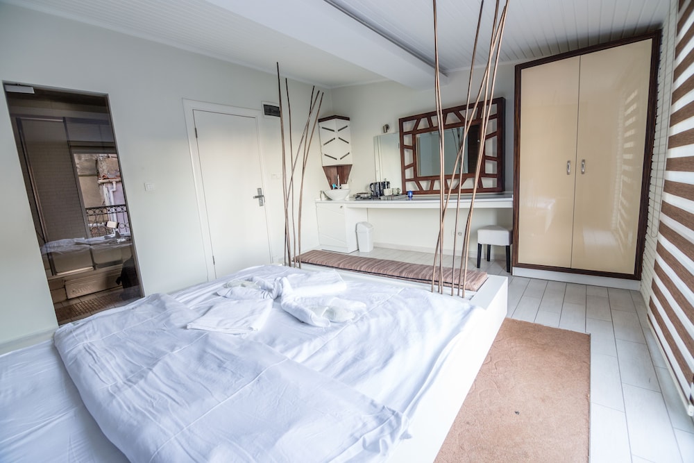 DELUXE, SUITE