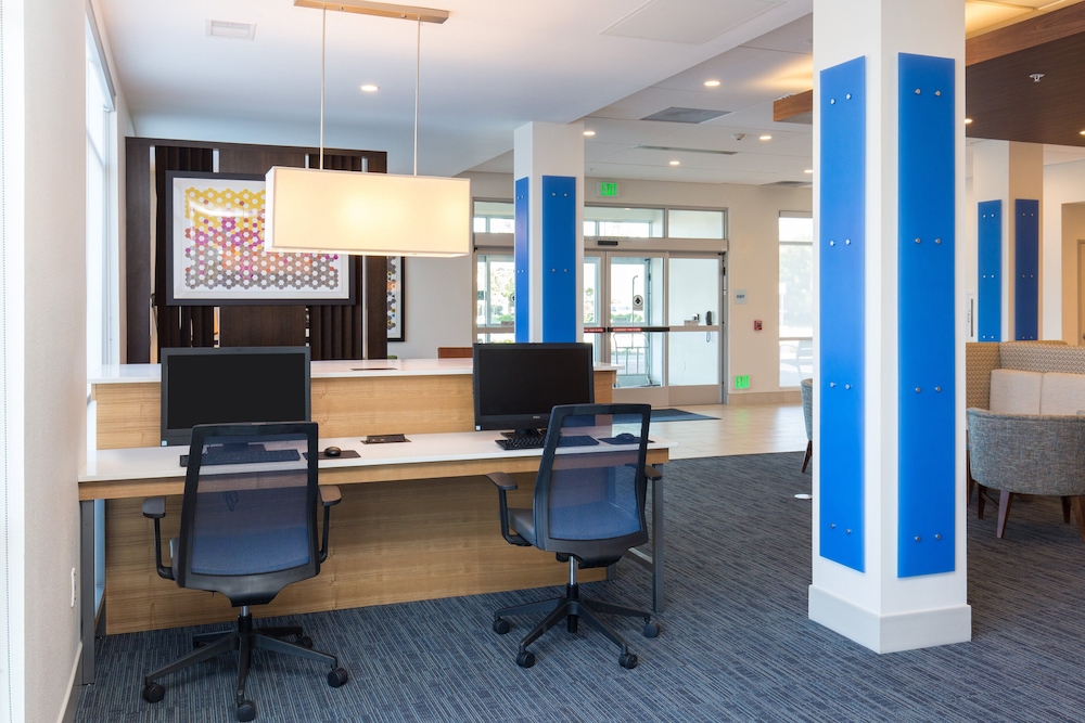 HOLIDAY INN EXPRESS VISALIA 25/28
