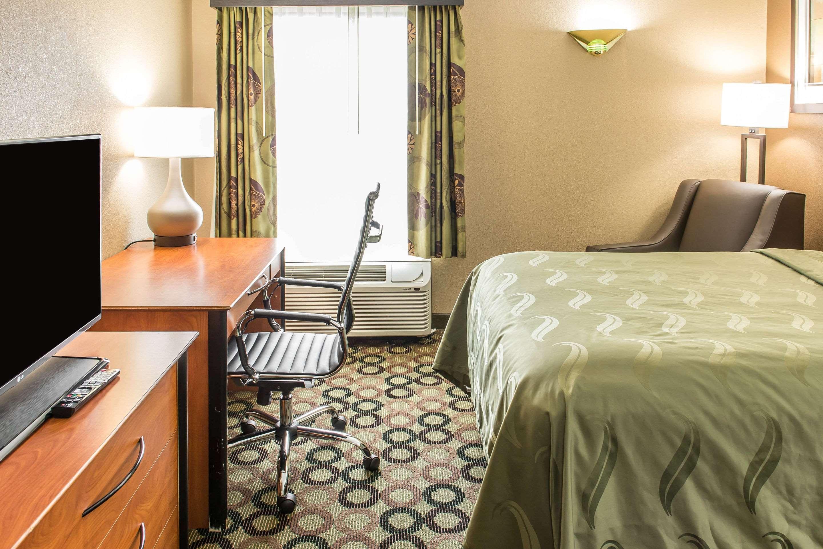 ROOM, QUEEN BED