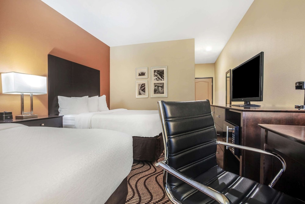 La Quinta Inn Suites Beeville 17/40