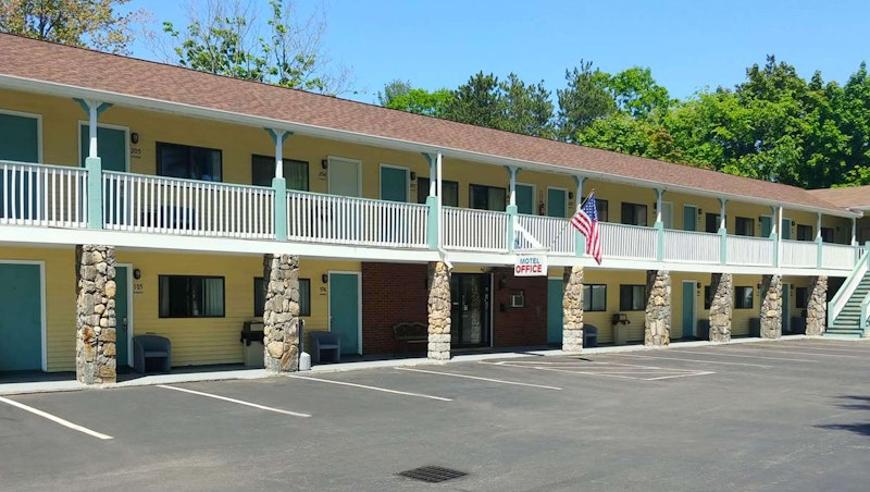 Magnuson Hotel Hampton NH 2/35