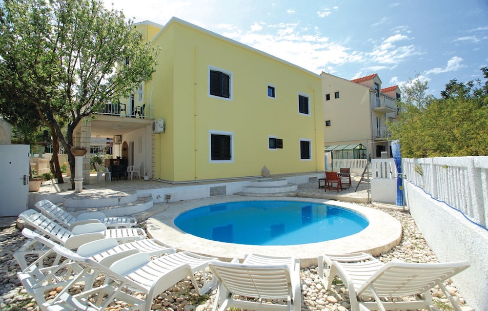 DRAGAN'S DEN HOSTEL 46/49