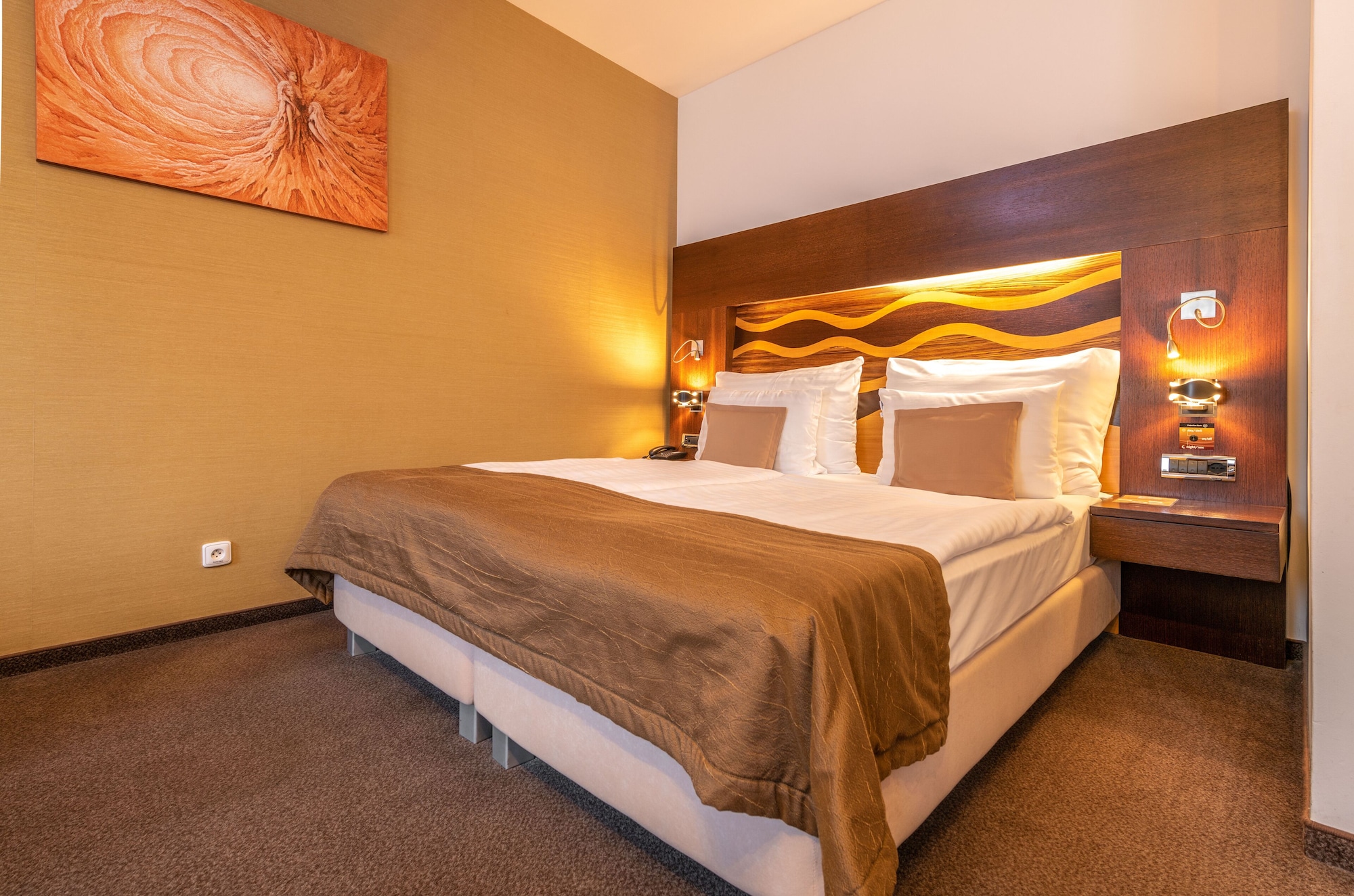 DELUXE, DOUBLE BED