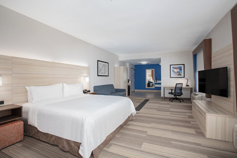 Suite, King Bed, Accessible