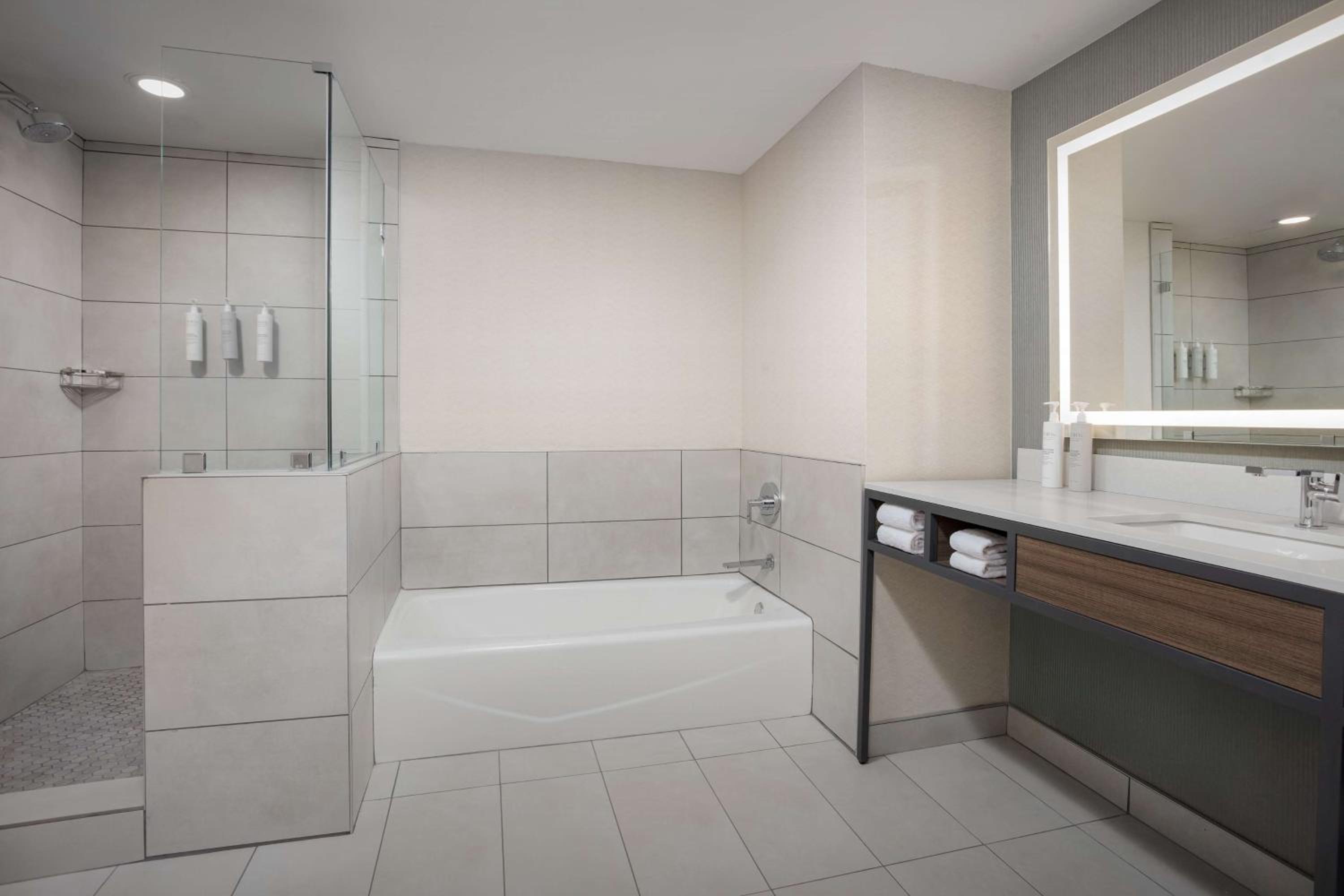 1 BEDROOM, SUITE, KING BED, ACCESSIBLE