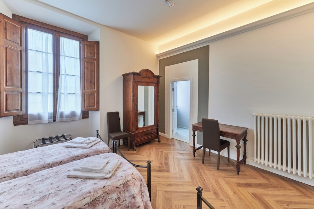 1 BEDROOM, BASIC, TRIPLE, EXTERNAL BATHROOM