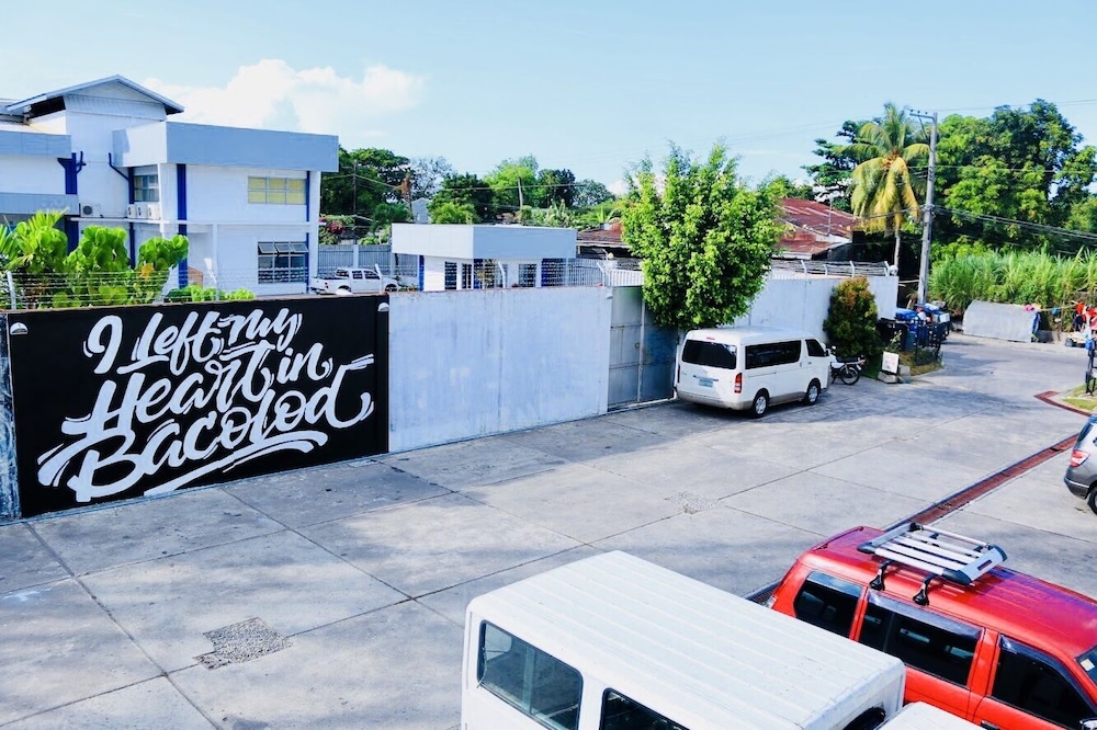 Hometown Hotel Bacolod - Lacson 68/74