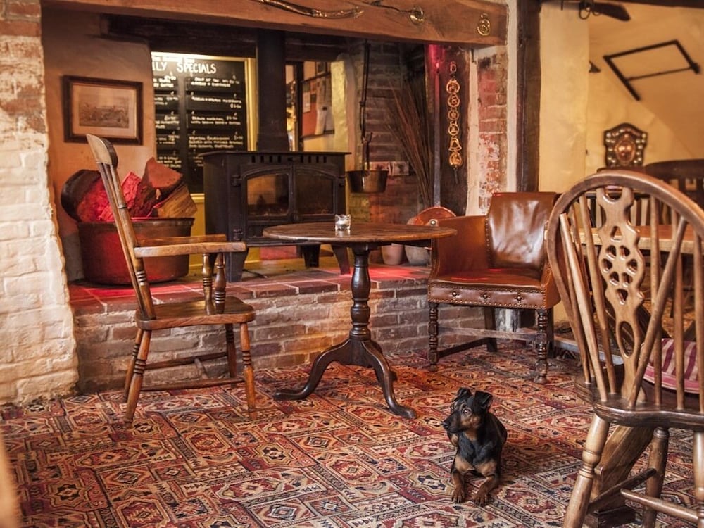 The Hatchet Inn 25/30