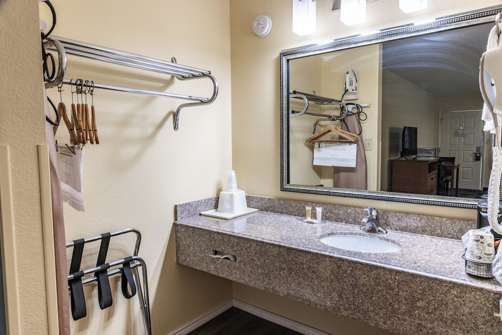 غرفة سيغنتشر بسريرين كوين، Hotel Boerne 7/9
