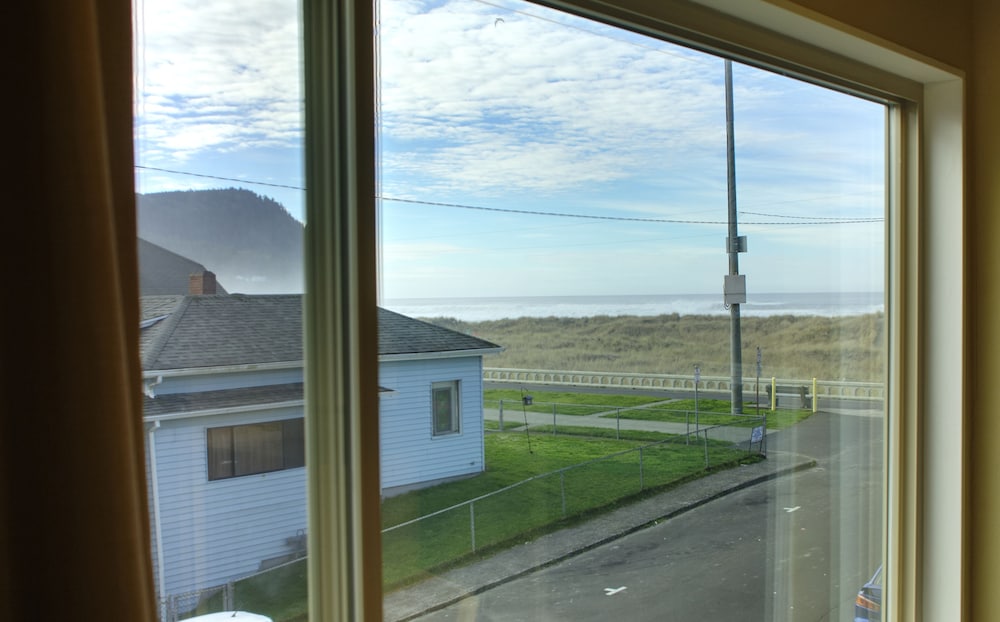Hi Tide Oceanfront Inn 32/52