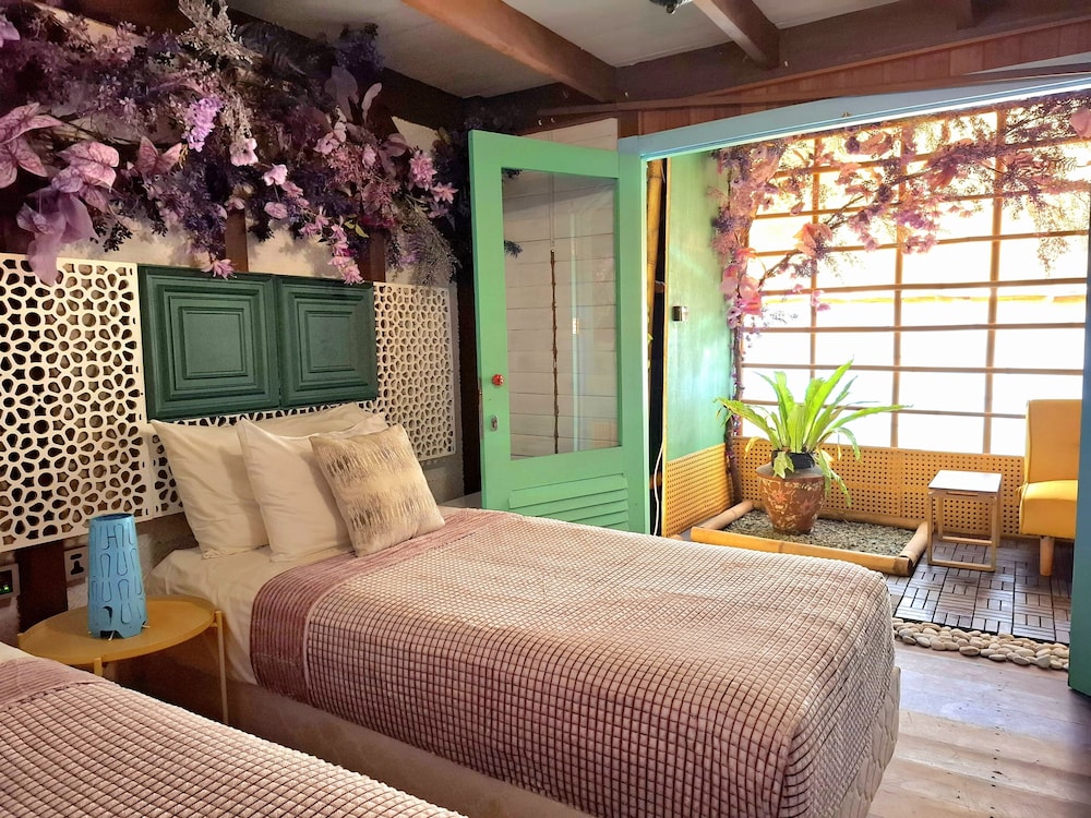 Junior Suite, Queen Bed, Pool Side