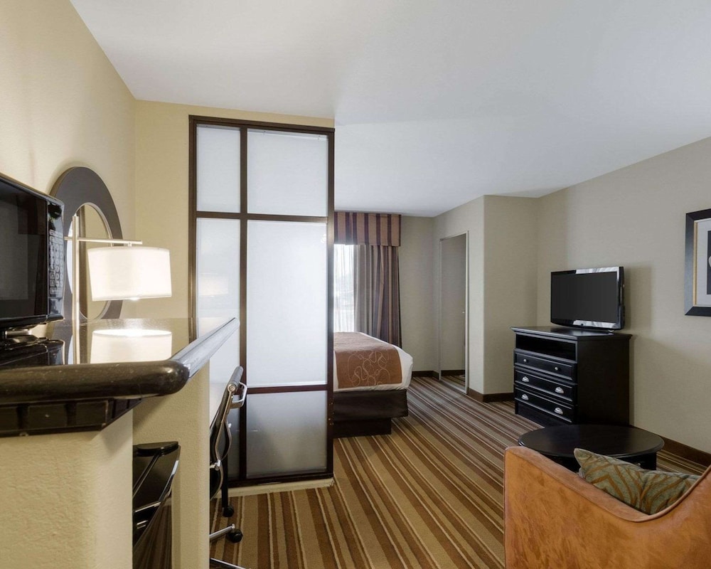 Comfort Suites Topeka Northwest 27/32