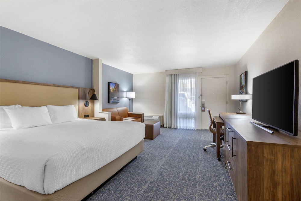 SUITE, KING BED