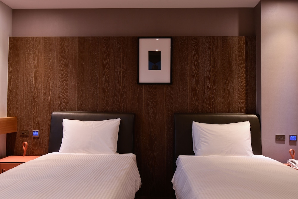 3 Door Hotel 28/76
