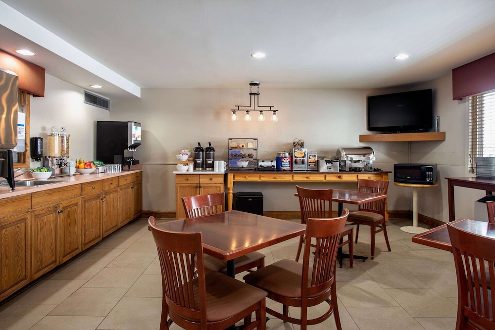 Travelodge Suites by Wyndham Regina / Eastgate Bay 59/71