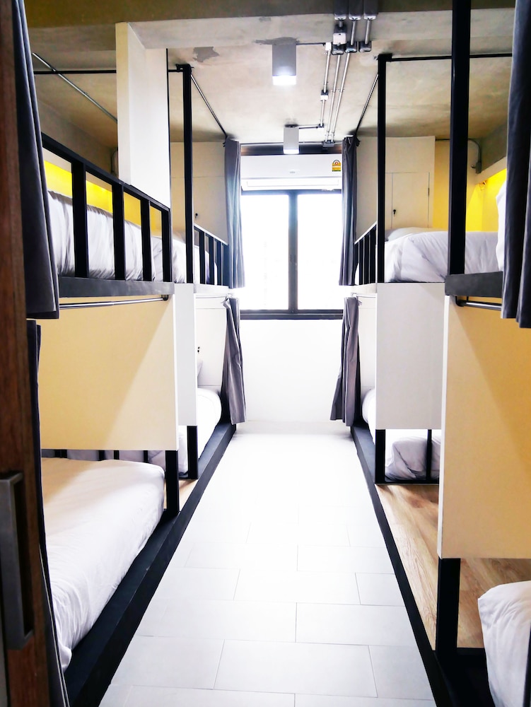 PRIVATE, MIXED DORM