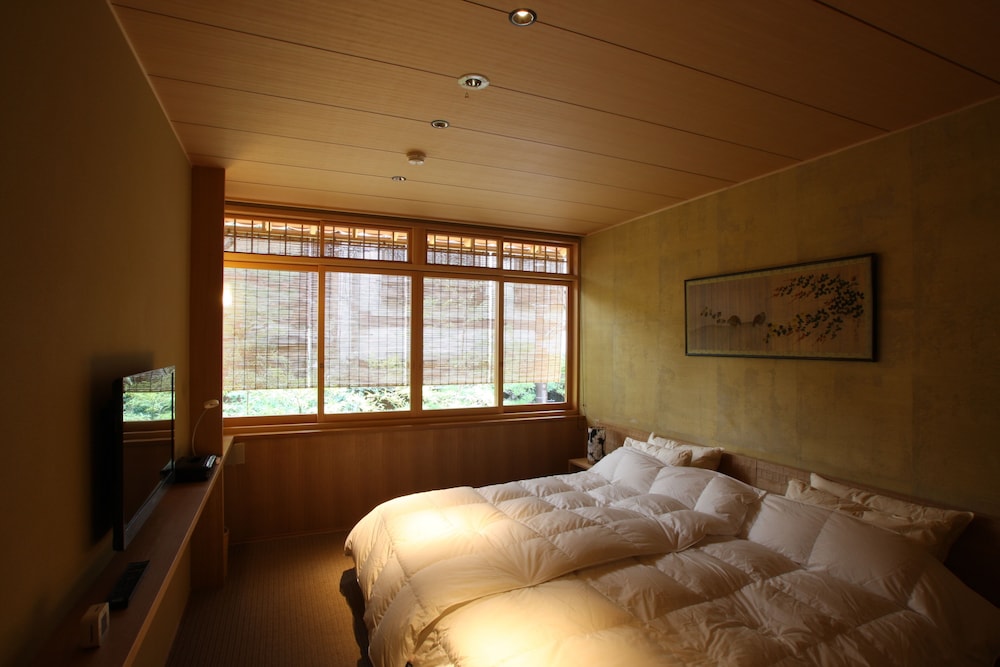 ROOM, 2 SEMI DOUBLE BEDS