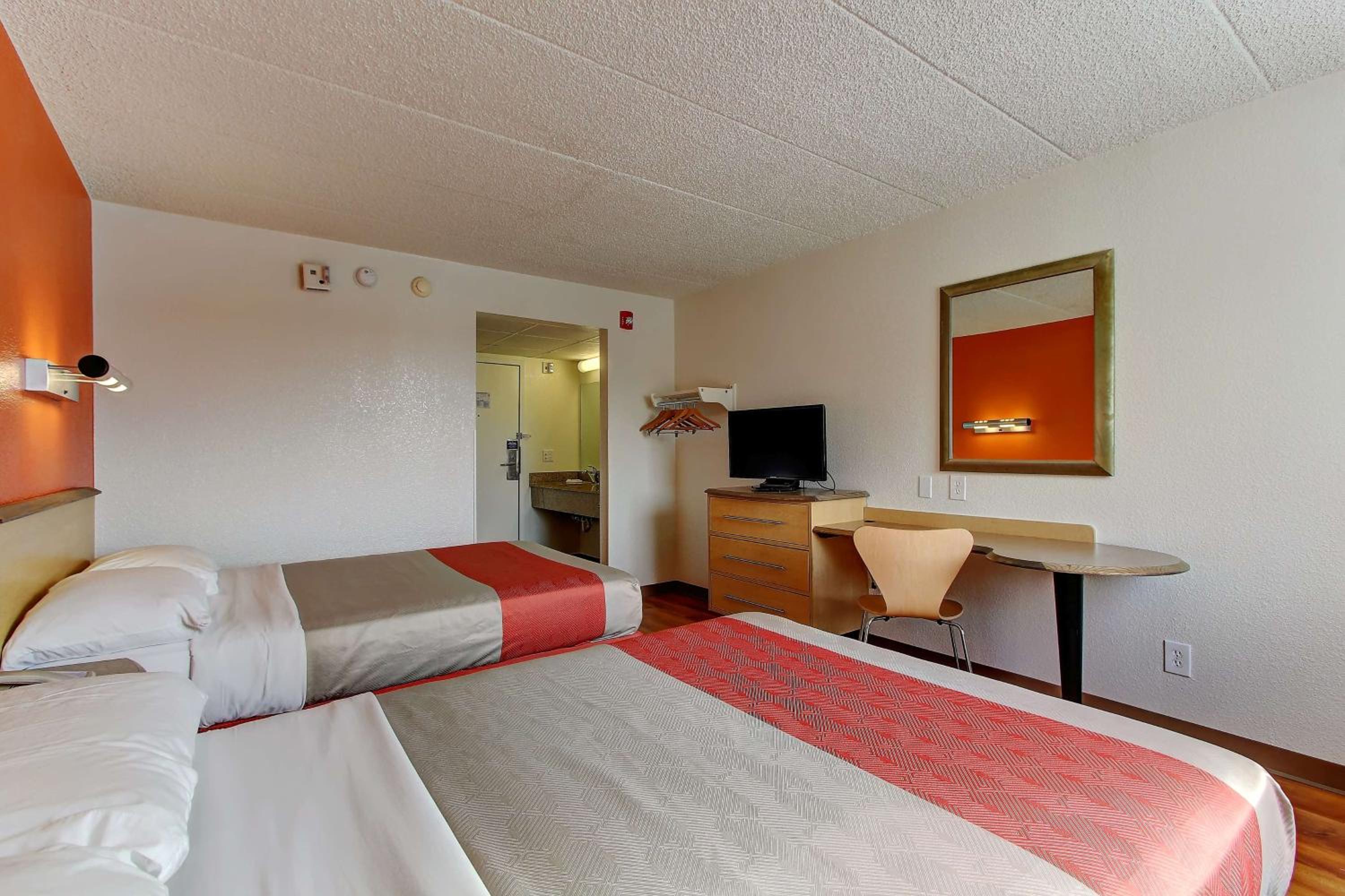 1 Full Bed - ADA/Tub, Smoking
