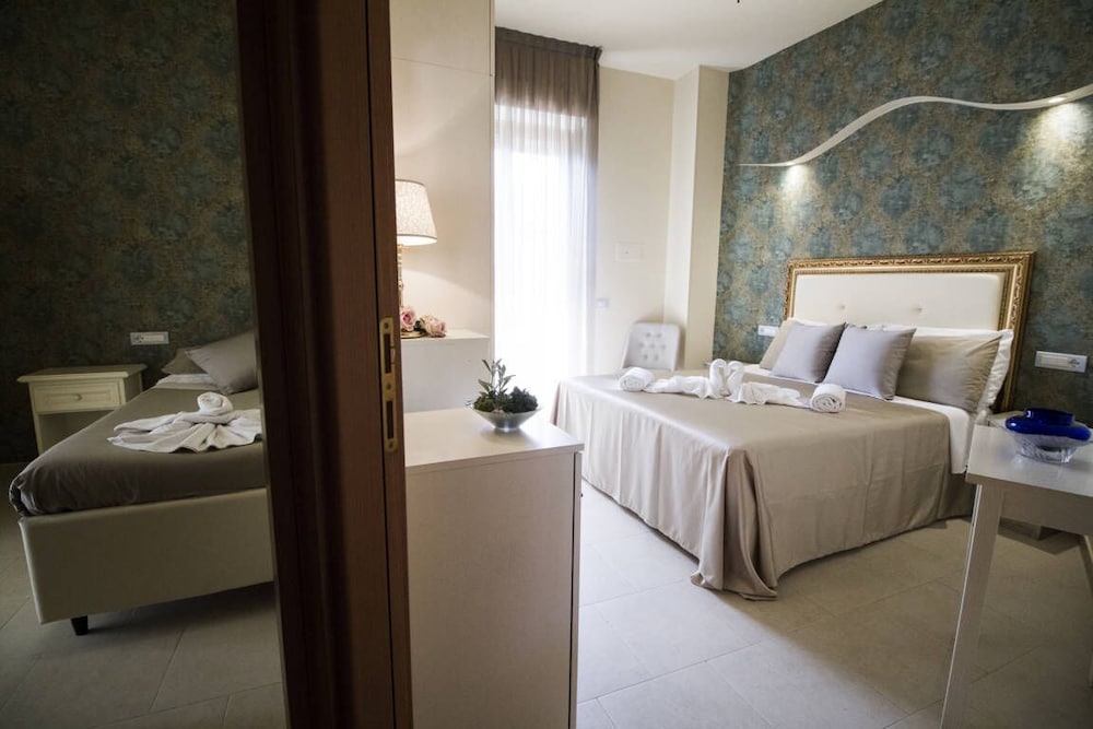 Lady Mary Hotel 12/33