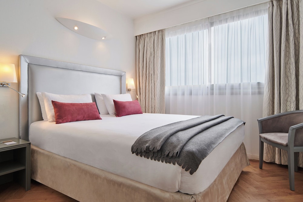 STANDARD, DOUBLE OR TWIN BED, CITY OR COURTYARD VIEW