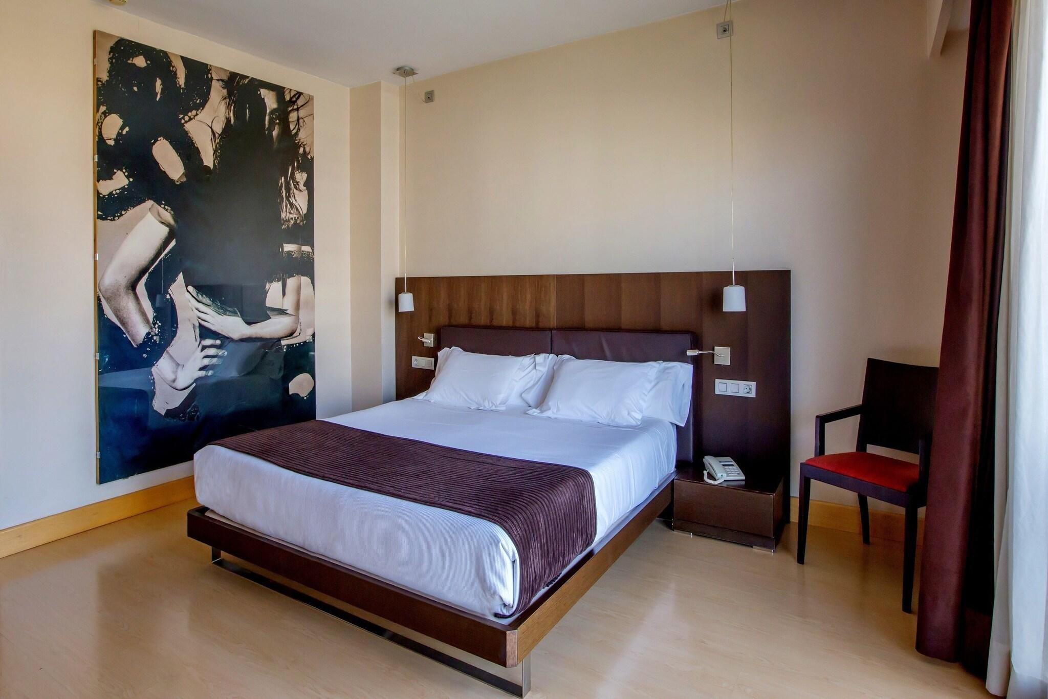 Room, Twin Beds, City View
