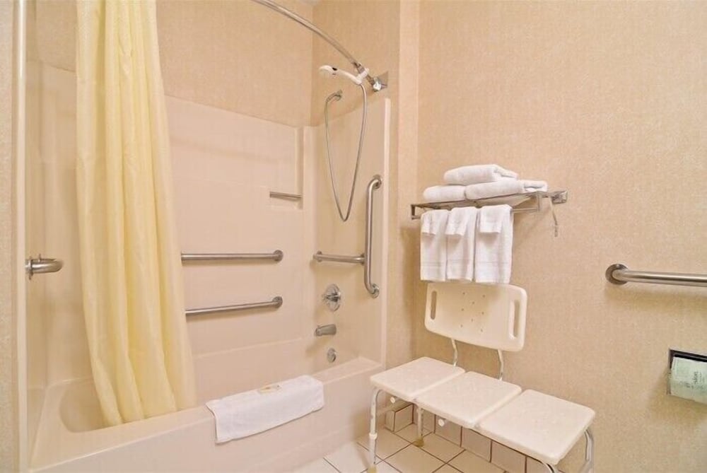 ROOM, QUEEN BED, ACCESSIBLE