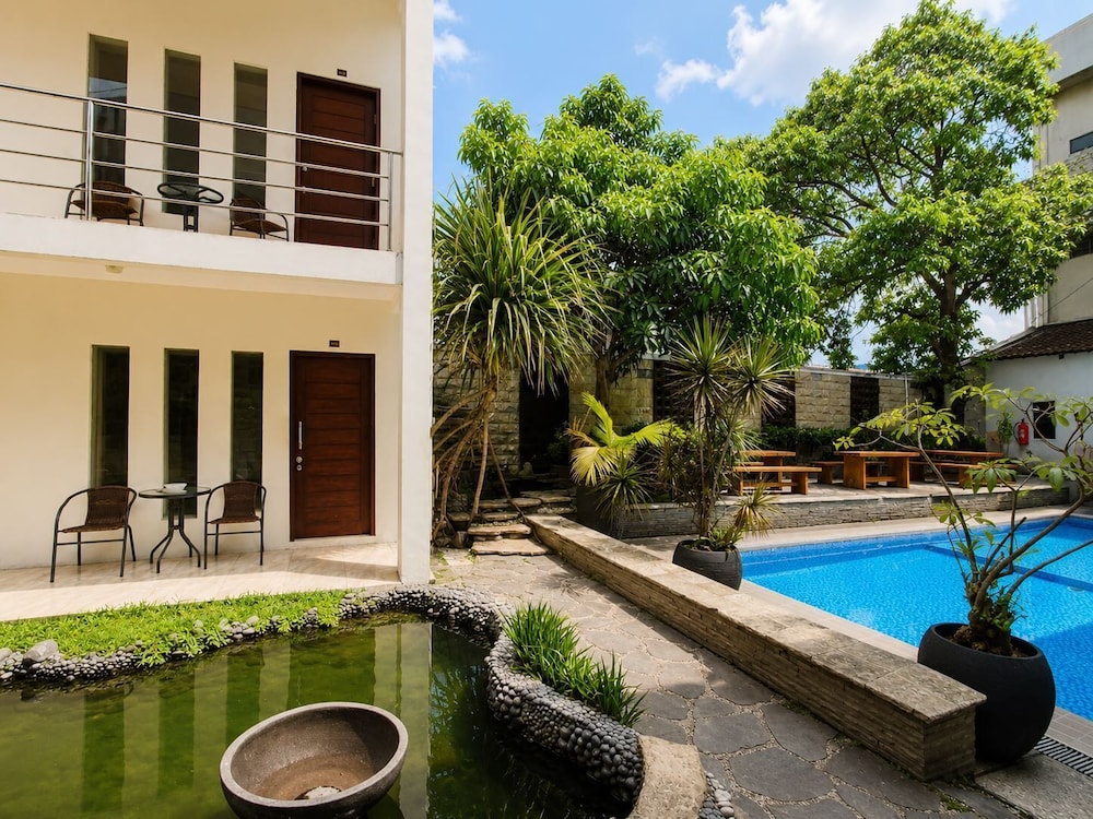 Satya Graha Hotel 77/79