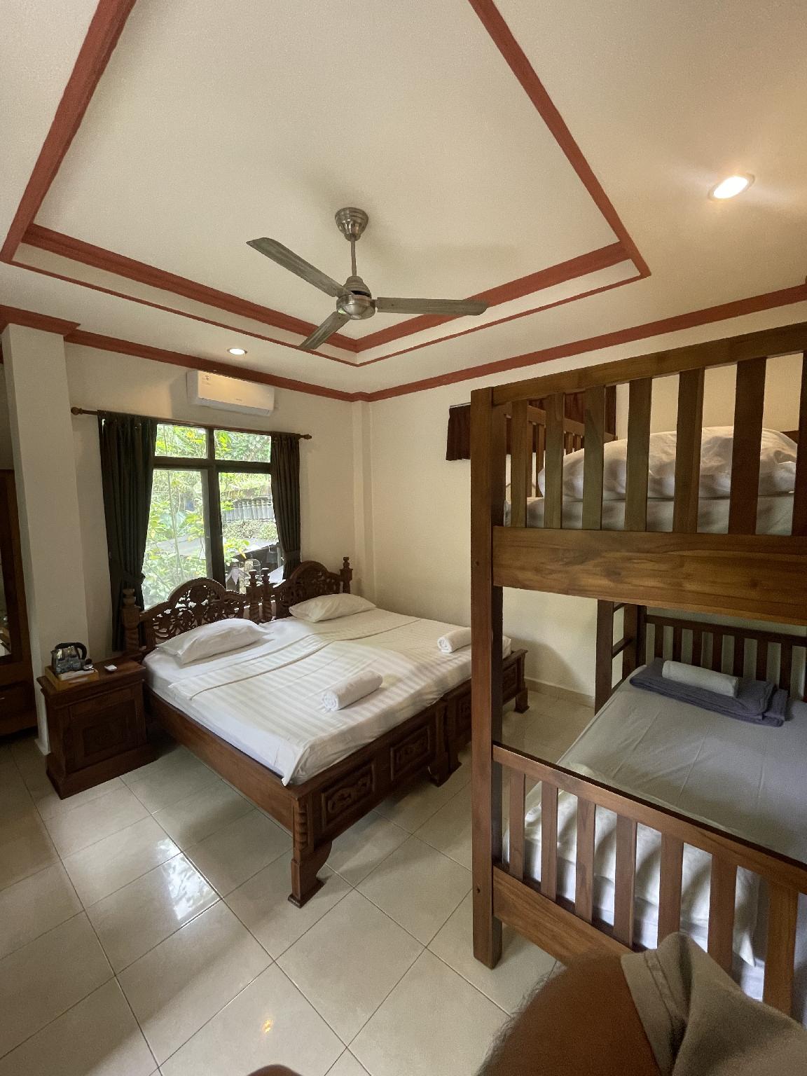 Room, Quadruple