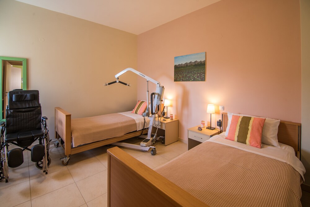 Aksos suites Accessible Accommodation 10/44