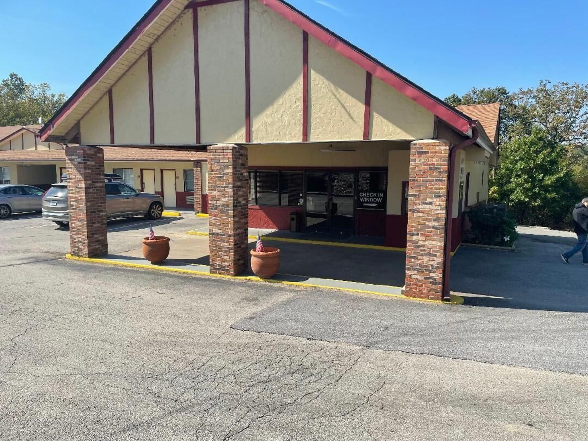 Hardy Village Inn 24/25