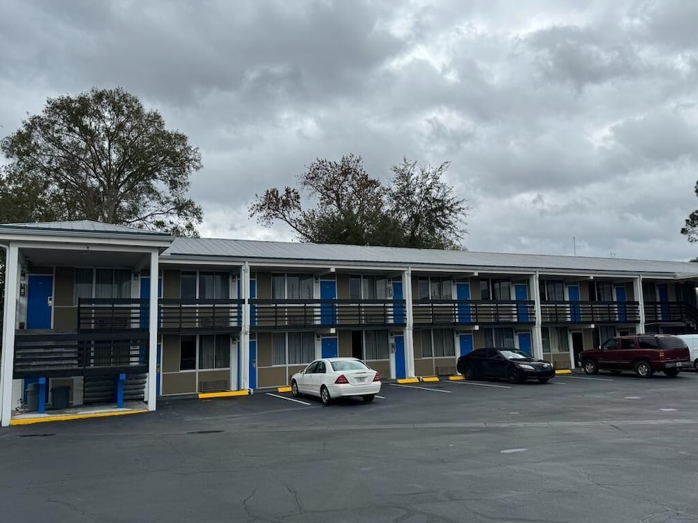 Gator Lodge 25/30