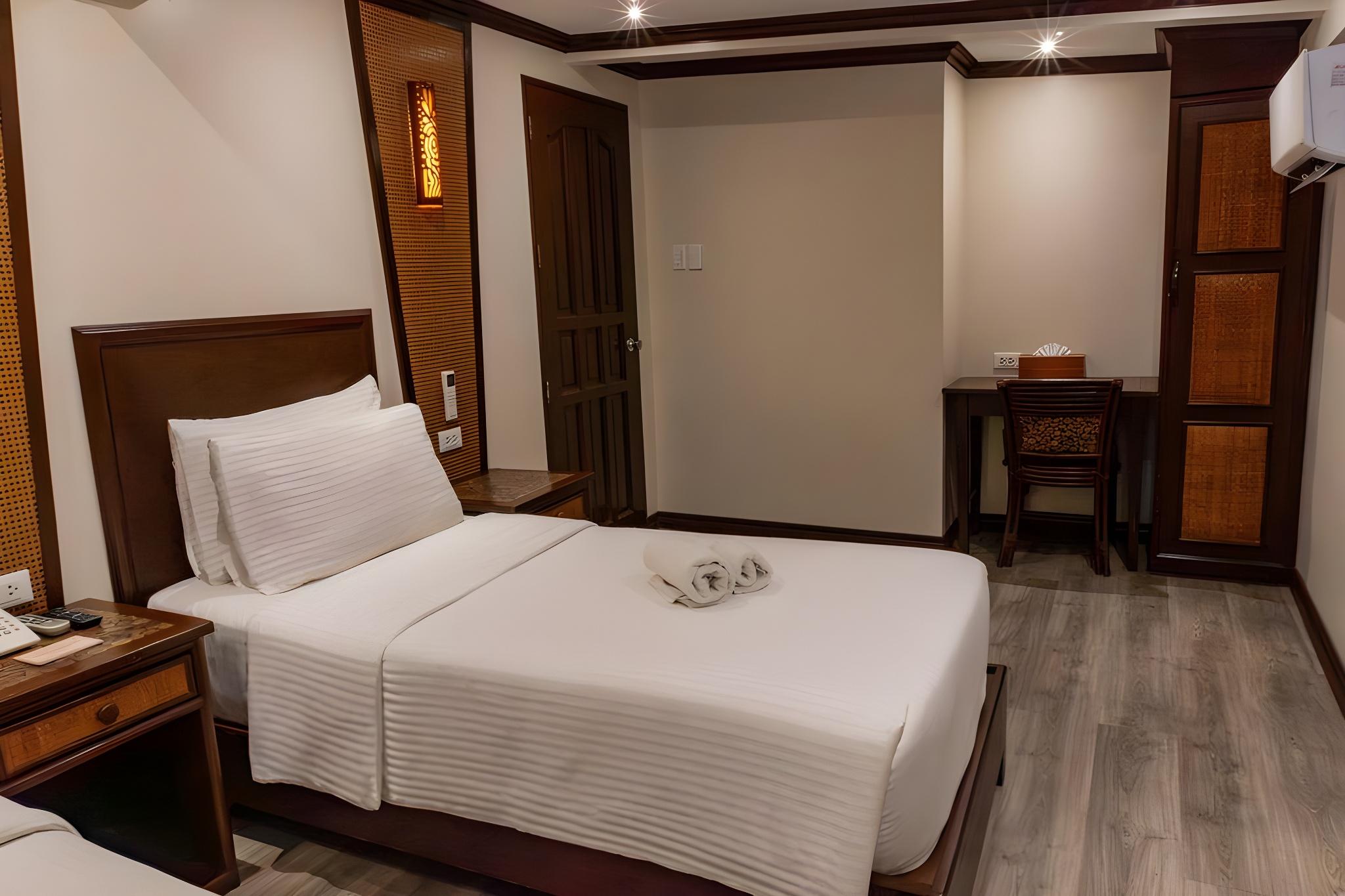 3 Bedrooms, Renovated, Family Suite, 2 Queen and Twin Beds