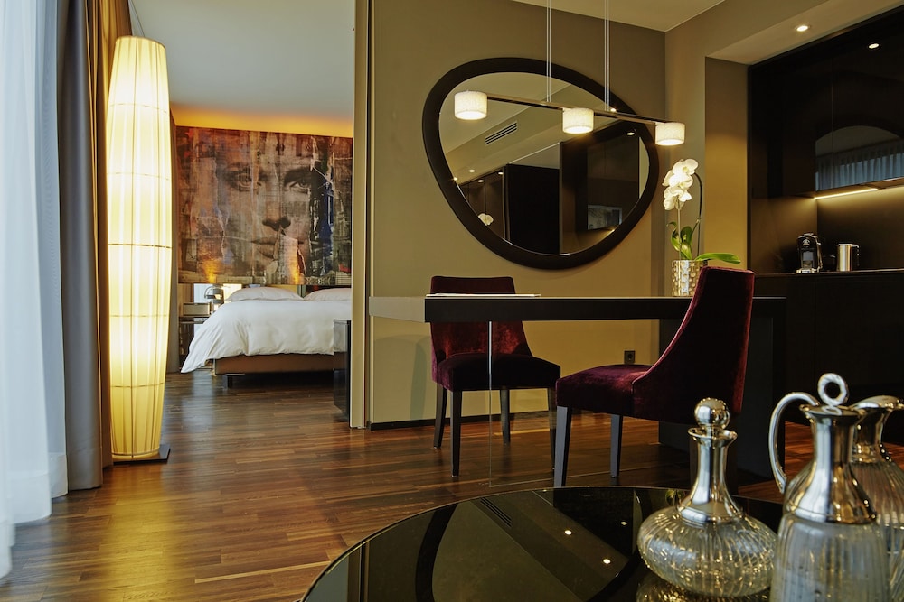 Savoy Hotel 13/33