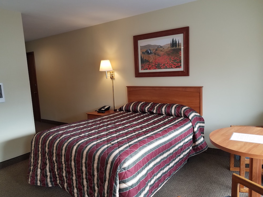 Park, Queen Bed, Pool Side
